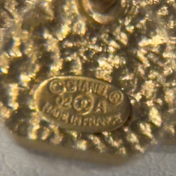 Vintage CHANEL 02A Hat Pearl Black Enamel & Gold Pin Brooch - Picture 7 of 10